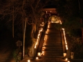 この階段を上り門をくぐると萬燈除夜の本格的な演出空間に 撮影：露木大地