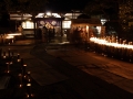 本堂前に参拝者が供えた献灯が並ぶ 撮影：露木大地