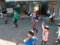 子供たちも一緒に踊ってくれています